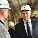 Андрей Травников проконтролировал ход работ по реконструкции Кочковской ЦРБ