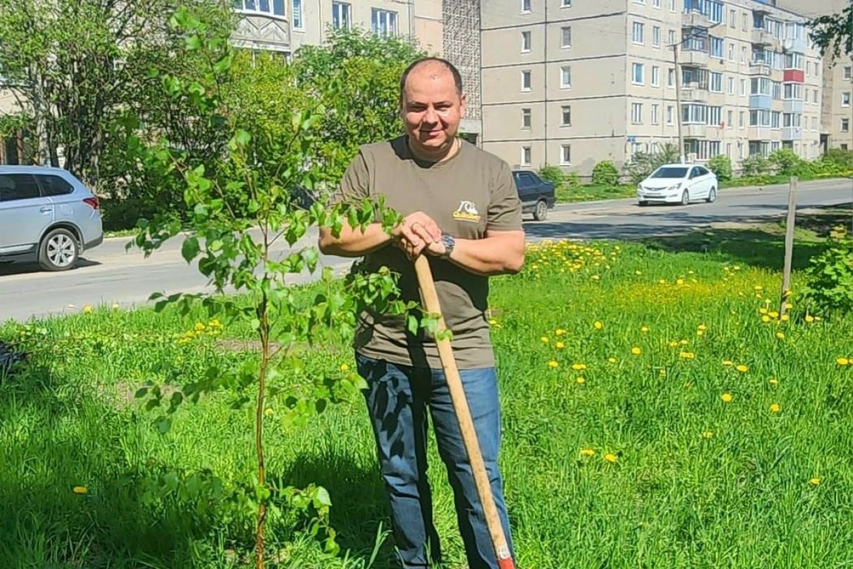 Александр Болдырев принял участие в субботнике по уборке и высадке деревьев  в рамках Международного дня соседей