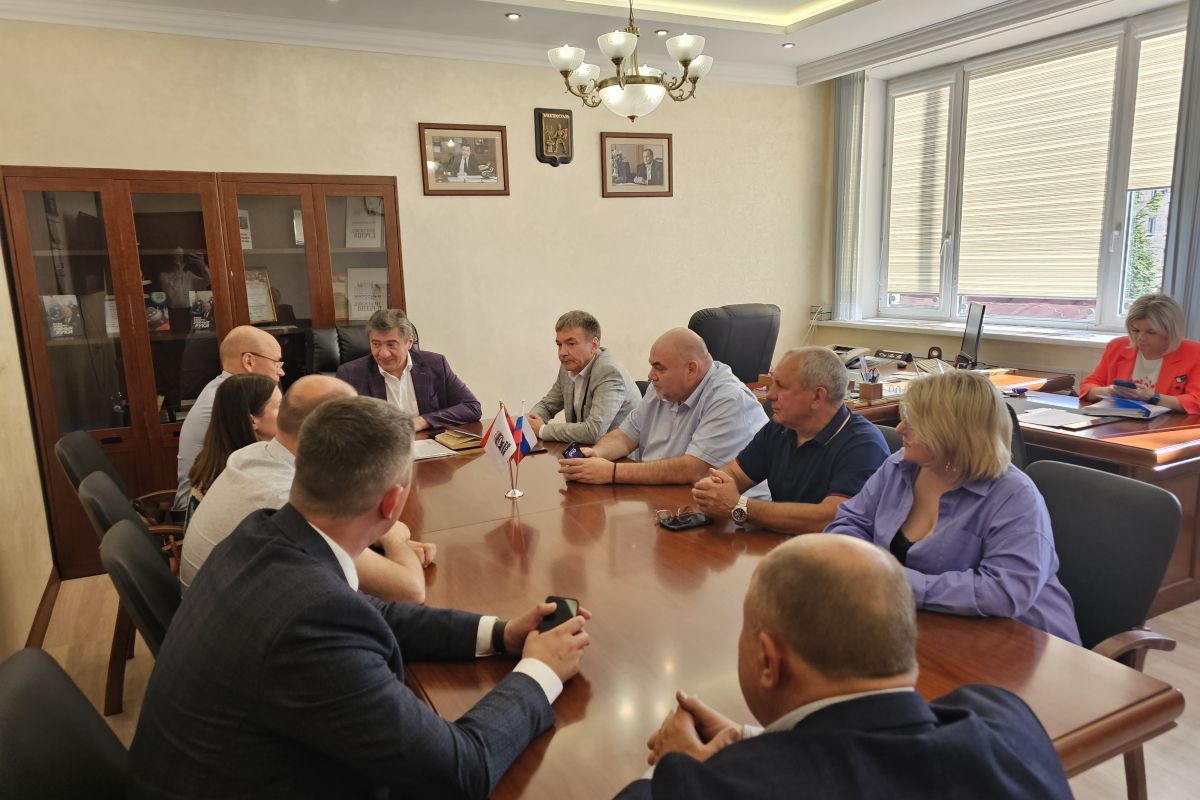 Владимир Пекарев провел рабочее совещание с депутатами фракции «Единой ...