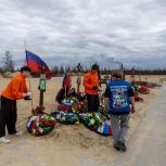 Места воинских захоронений и братских могил привели в порядок в Новом Уренгое