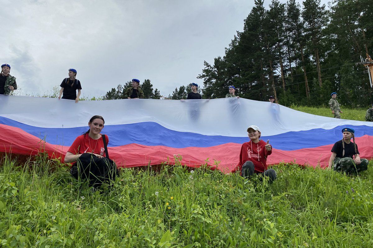 Пятидесятиметровый флаг России подняли на гору Комсомольскую в Горно -Алтайске