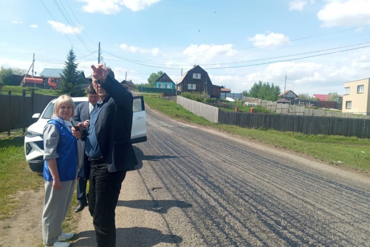 Партийцы Назаровского района проверили ремонт дорог в поселке Степной