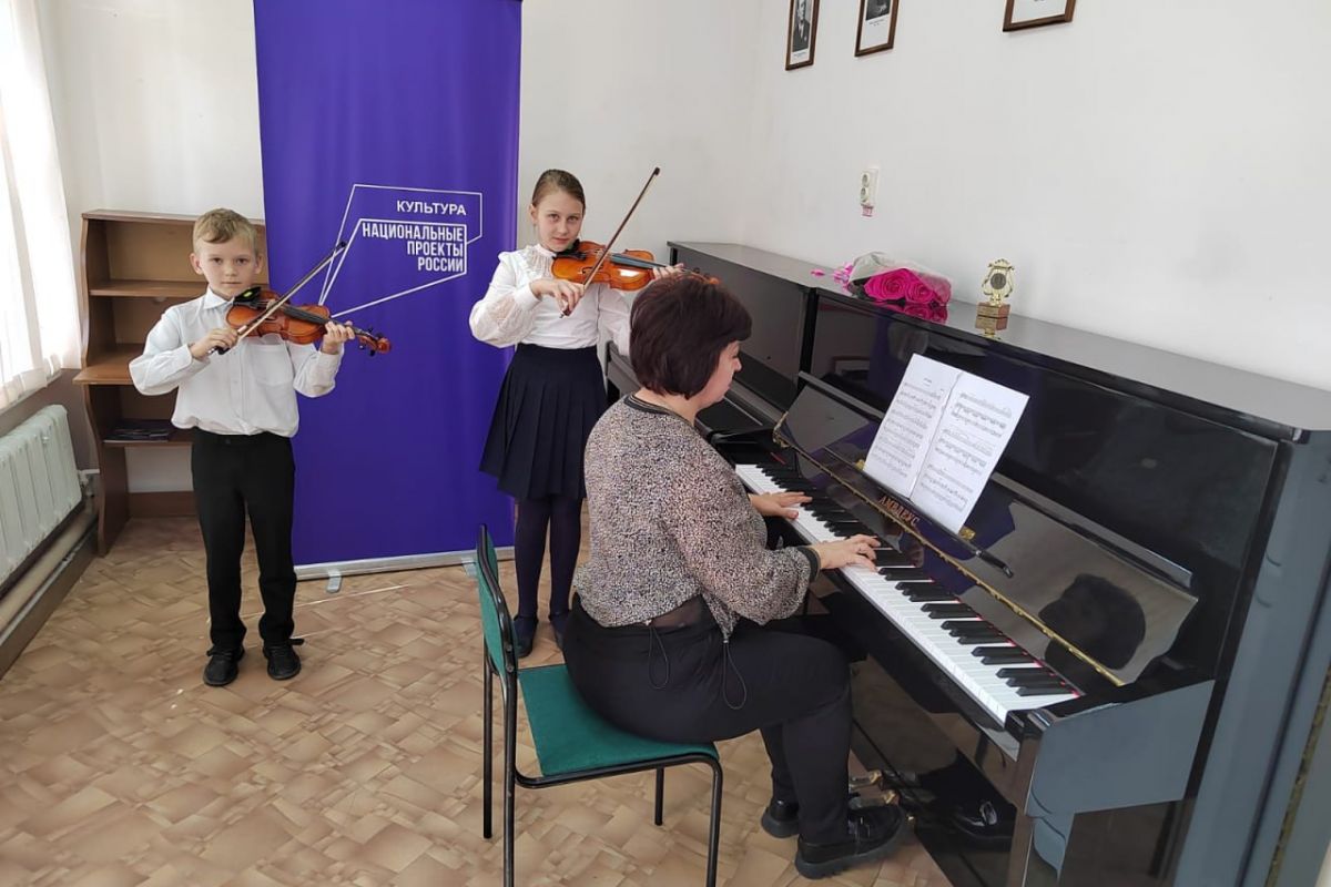 Детская школа искусств получила новые музыкальные инструменты