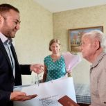 В Красногорске партийцы поздравили ветерана Великой Отечественной войны со 100-летием