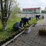 В преддверии Дня памяти и скорби активисты «Единой России» убрали территории мемориалов в Магаданской области