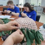 В Благовещенске «Единая Россия» организовала мастер-класс по плетению нашлемников для бойцов СВО