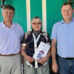 Хлевенским партийцам старшего поколения подарили подписку на местную газету