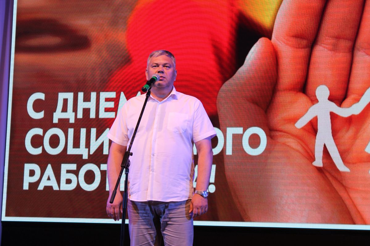 Алексей Марьин поздравил социальных работников в Сердобске