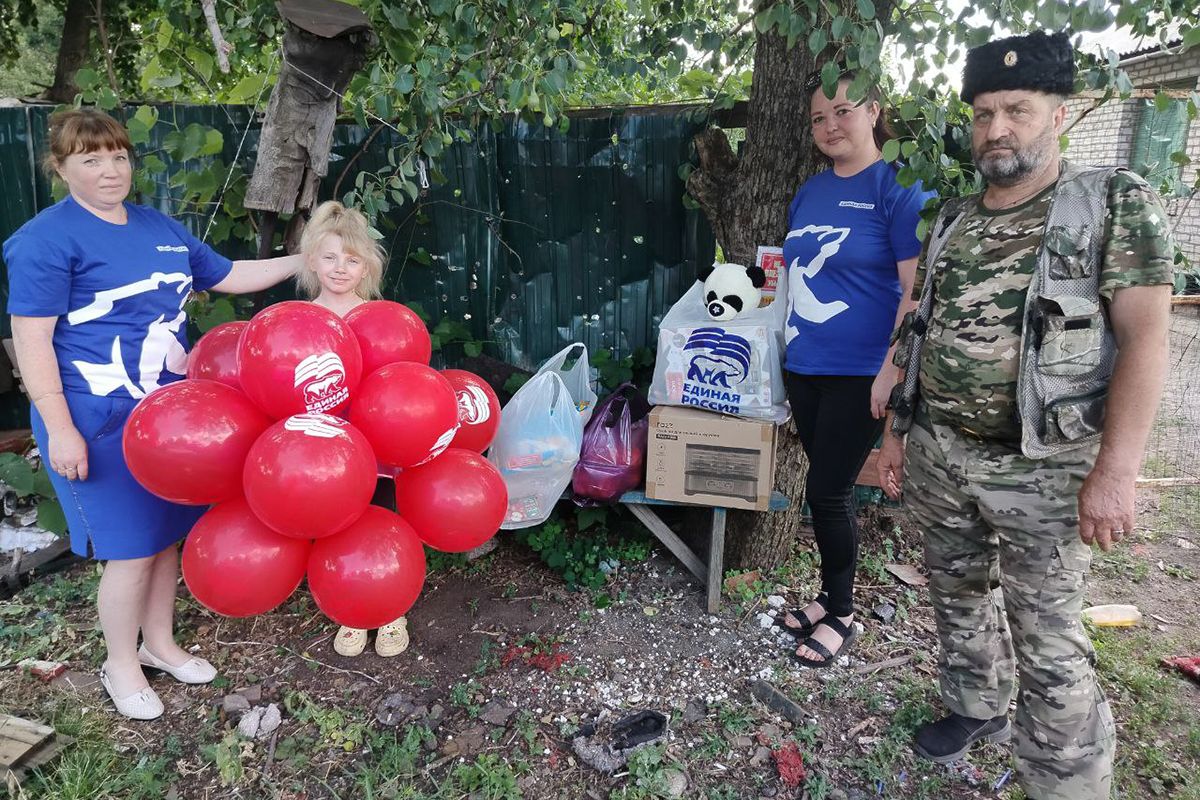 Активисты «Единой России» поздравили с 10-летием юную жительницу города  Попасная