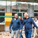Депутат Госдумы Сергей Колунов провел мониторинг капремонта в шаховской школе №1
