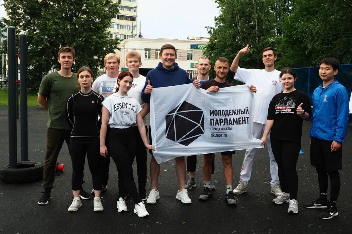 Александр Козлов принял участие в уличной тренировке с членами Молодежной палаты пос. Московский