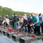В Мурманской области активисты «Единой России» почтили память подводников, погибших во время пожара на АПЛ