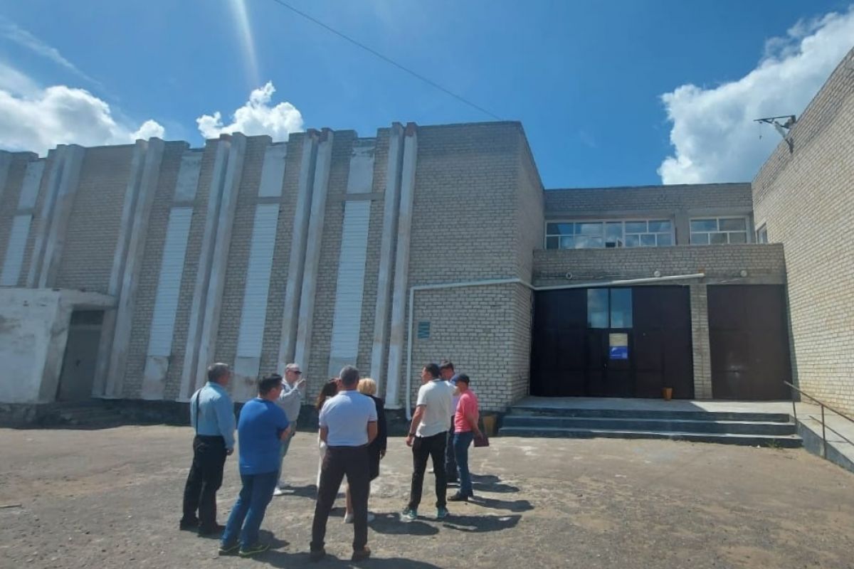 «Единая Россия» проверила ход ремонта социально-культурного центра в Кормиловском районе