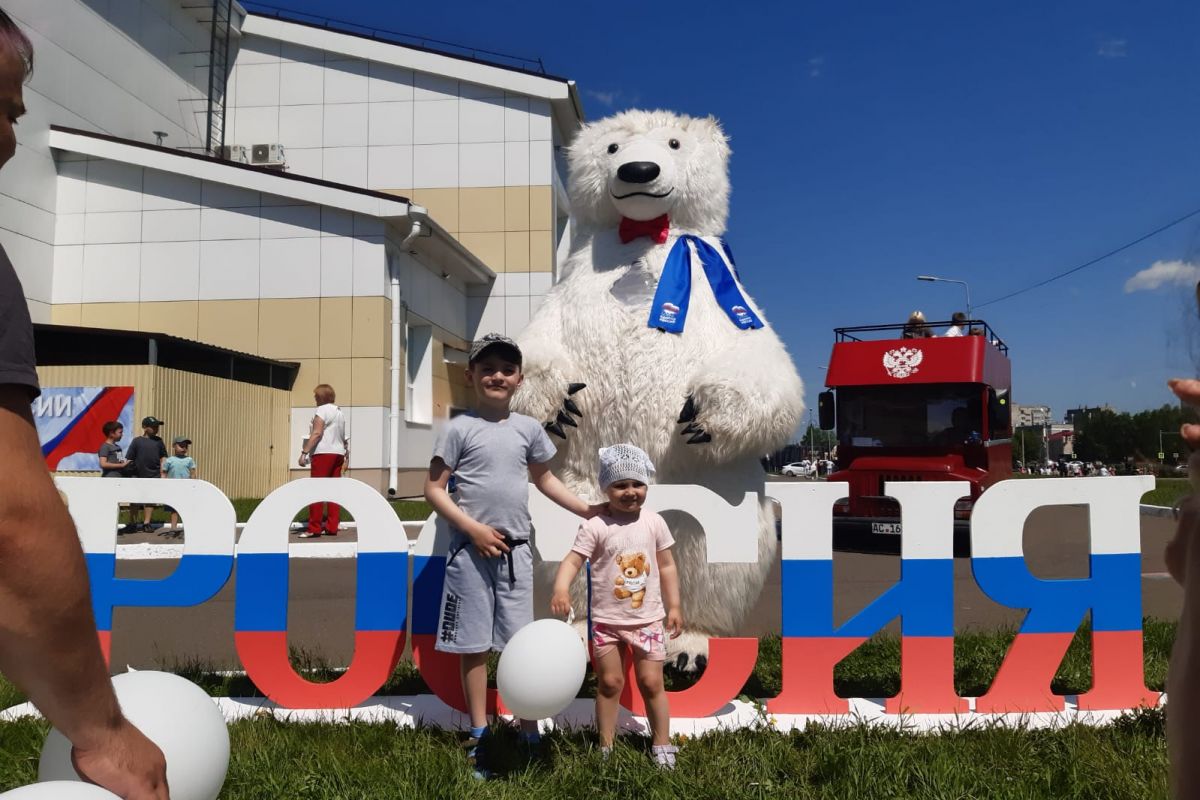 В городе Шарыпово партийцы организовали флешмоб в День России