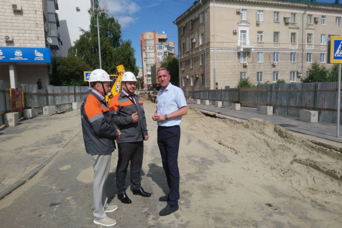 Александр Бурмак осмотрел ход масштабных работ на теплосетях в Саратове и  потребовал исполнения сроков ремонта