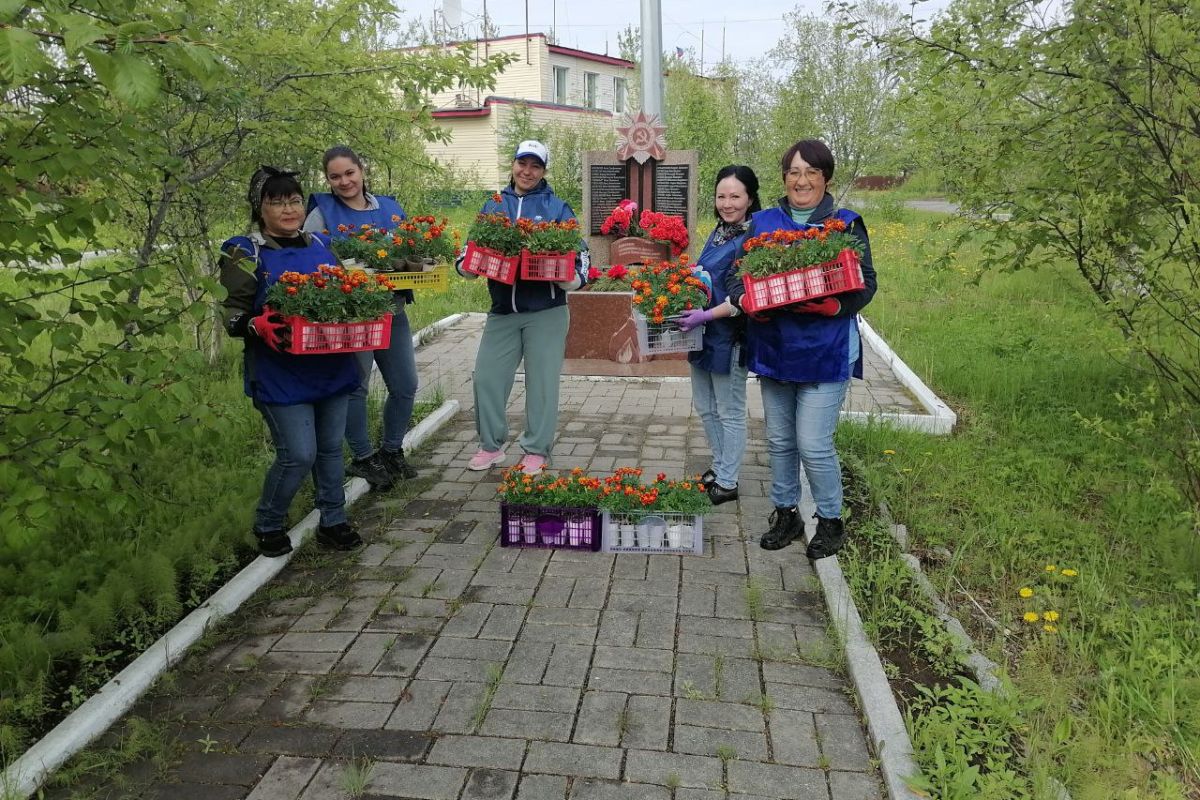 В преддверии Дня памяти и скорби единороссы Колымы убирают территории возле мемориалов и сажают цветы