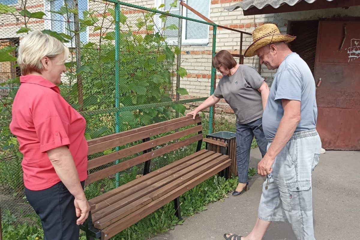 В Ржаксе устанавливают новые скамейки и урны