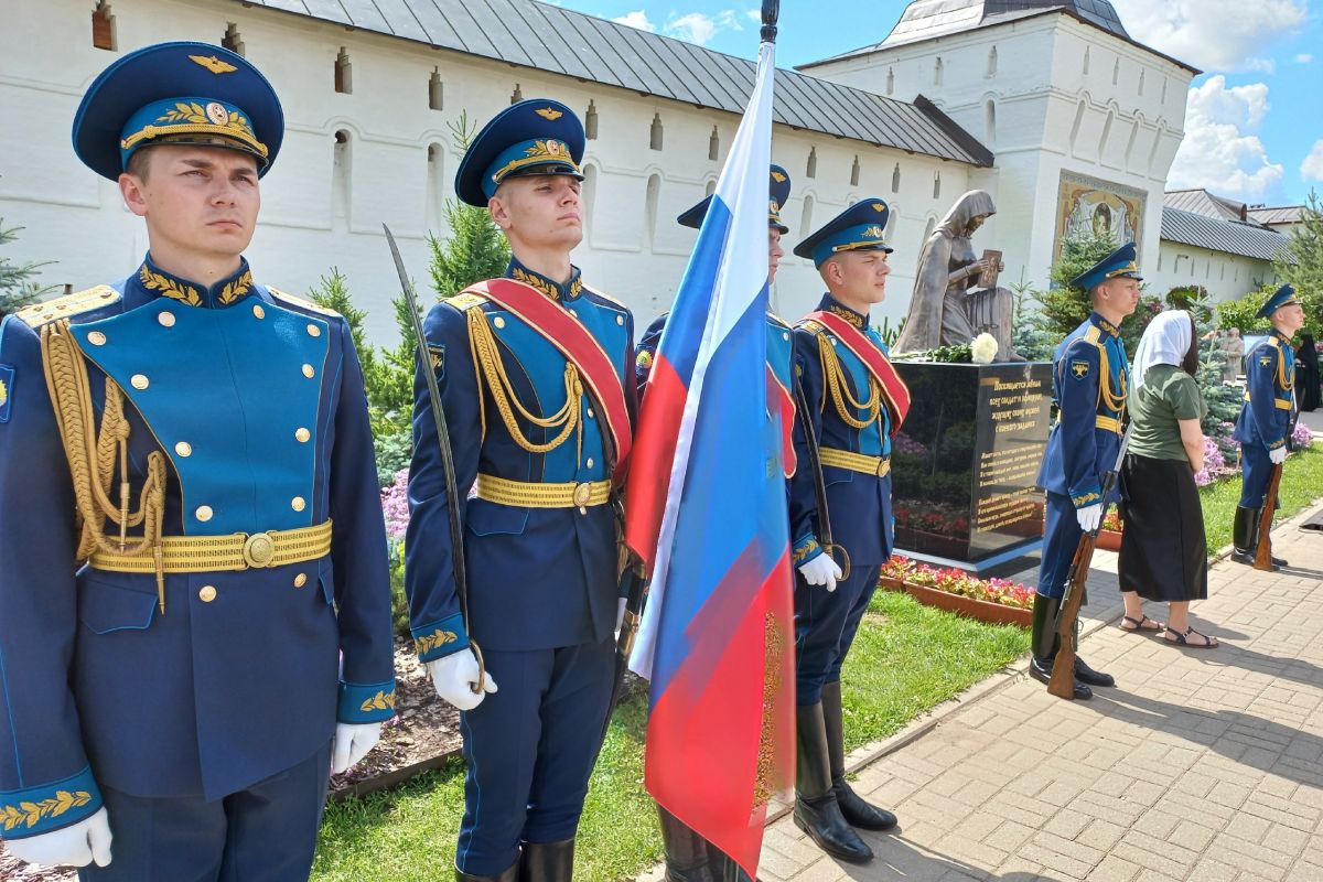 В Ярославской области открыли мемориал, посвящённый жёнам солдат и  офицеров, ждущих мужей с боевого задания | 25.06.2024 | Ярославль -  БезФормата