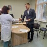 Единороссы вручили врачу  детской поликлиники в Пионерском ключи от служебной квартиры