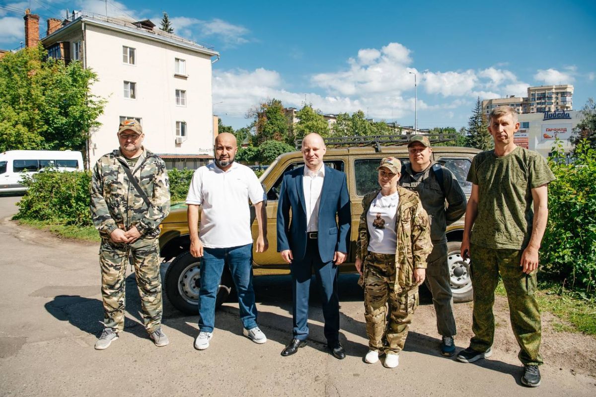 Единороссы Пушкинского передали автомобиль «Нива» участникам волонтерской  группы, регулярно доставляющей гумпомощь на фронт