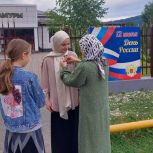 В Сунженском районе провели патриотическую акцию по раздаче ленточек «Российский триколор»