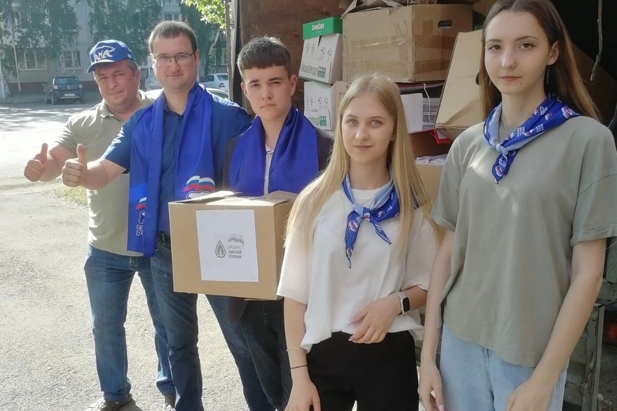 В Кемерове активисты «Единой России» собрали макулатуру для переработки