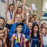 При поддержке «Единой России» в Донецке прошли соревнования по плаванию среди детей
