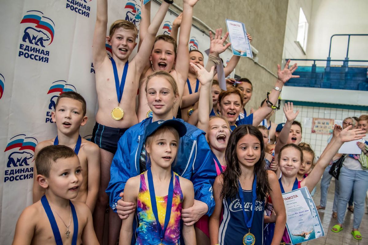 При поддержке «Единой России» в Донецке прошли соревнования по плаванию среди детей