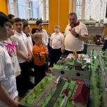 В Ростове-на-Дону «Единая Россия» организовала экскурсию на детскую железную дорогу для школьников