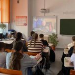 В Кемеровской области «Единая Россия» провела уроки истории и кинопоказы для детей