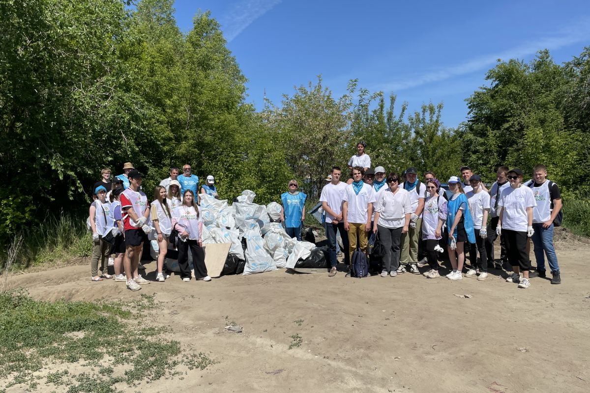 Участники субботника «Вода России» и «Марафон зеленых дел» собрали восемь кубов мусора на территории Красненского карьера