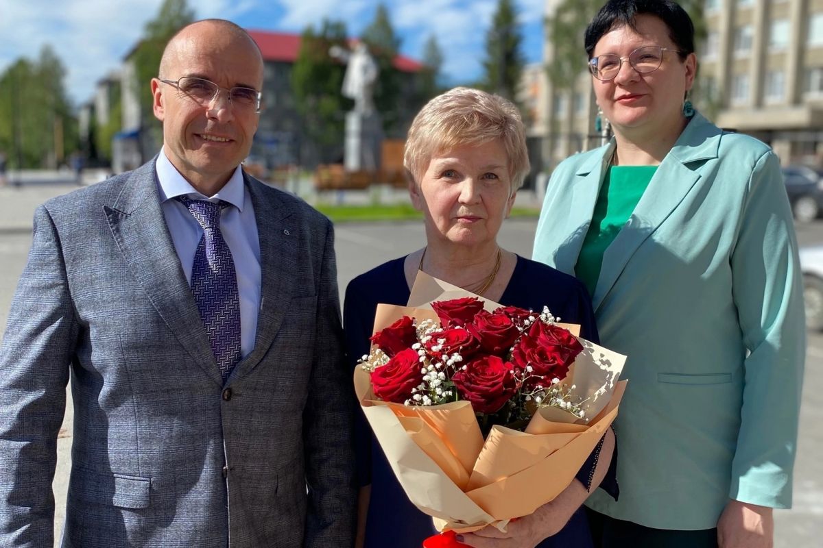 В местном отделении партии «Единая Россия» поздравили Почетного гражданина Ковдорского района
