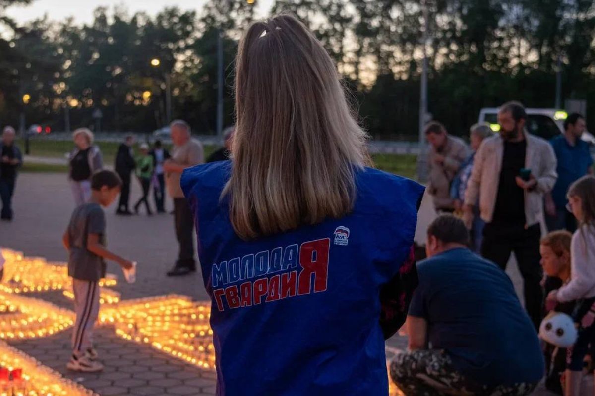 Более тысячи подмосковных молодогвардейцев зажгли свечи в День памяти и  скорби