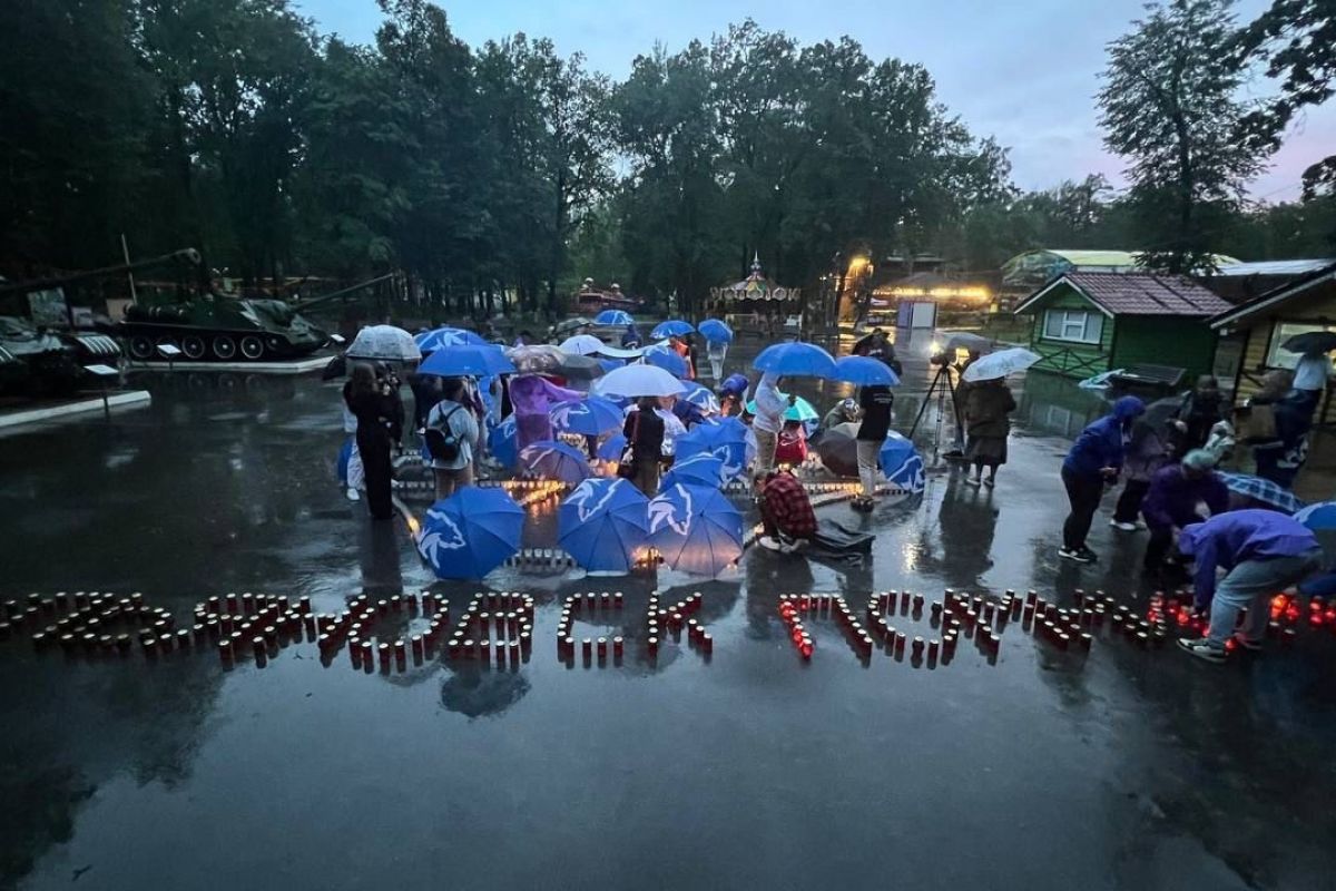 В преддверии Дня памяти и скорби ульяновские единороссы воссоздали изображение памятника «Героям трудового фронта» из 5 тысяч свечей