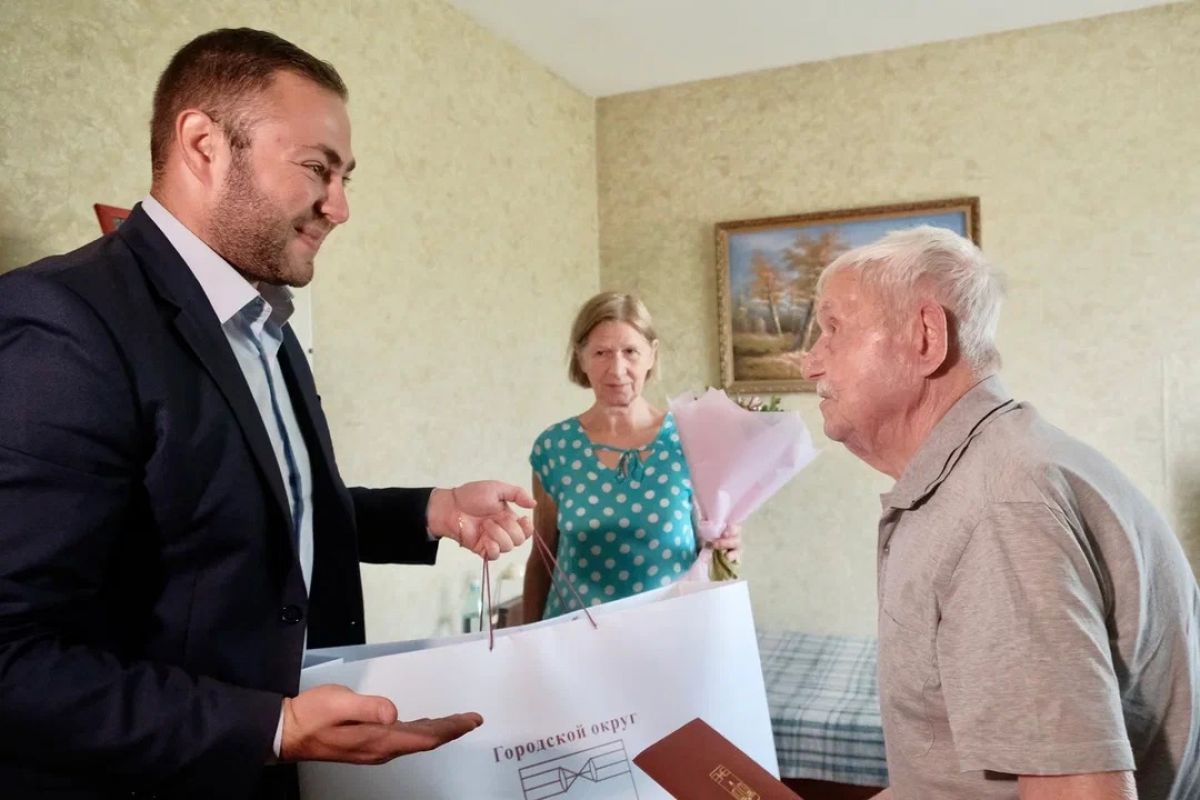 В Красногорске партийцы поздравили ветерана Великой Отечественной войны со 100-летием