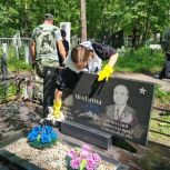 Активисты «Единой России» очистили места захоронений Героев Советского Союза в Кемерове