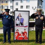 «Единая Россия» открыла фотовыставку о семьях участников СВО в Исетском Тюменской области