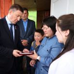 Андрей Турчак передал орден Мужества семье погибшего бойца из Горно-Алтайска