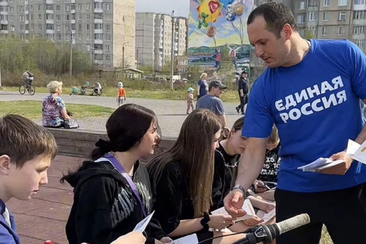 По партпроектам «Безопасные дороги» и «Крепкая семья» в Мончегорске провели акцию «Безопасное лето»