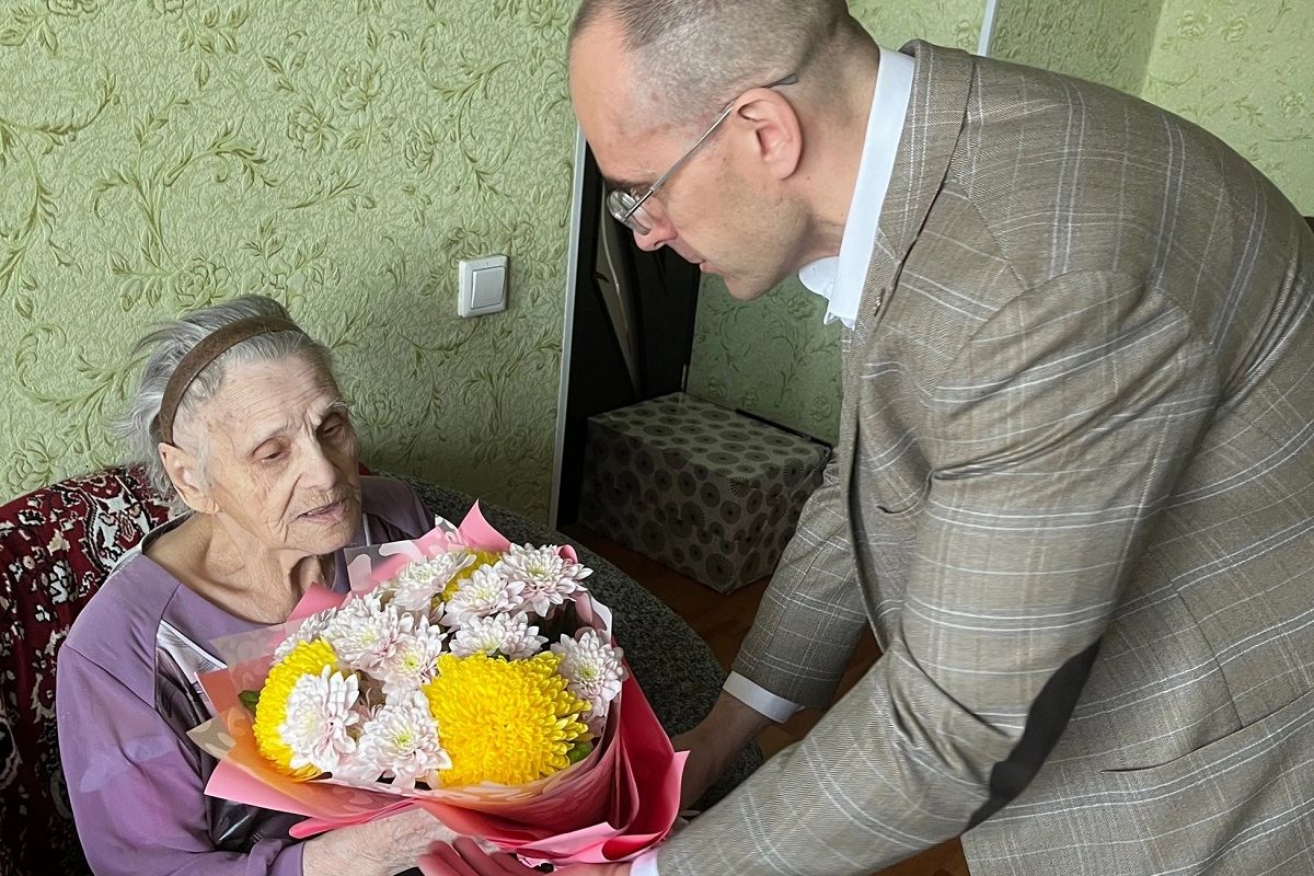 Участницу Великой Отечественной войны поздравили с Днём Рождения в Ковдоре