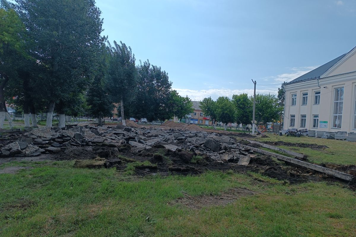 В селе Октябрьском идет благоустройство общественного пространства у  районного Дома культуры