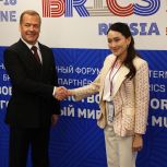 Дмитрий Медведев провёл переговоры с Председателем партии «Пыа Тай» Королевства Таиланд Пхетхонгтхан Чинават