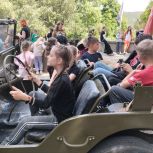 Для школьников Симферопольского района провели выставку военной техники