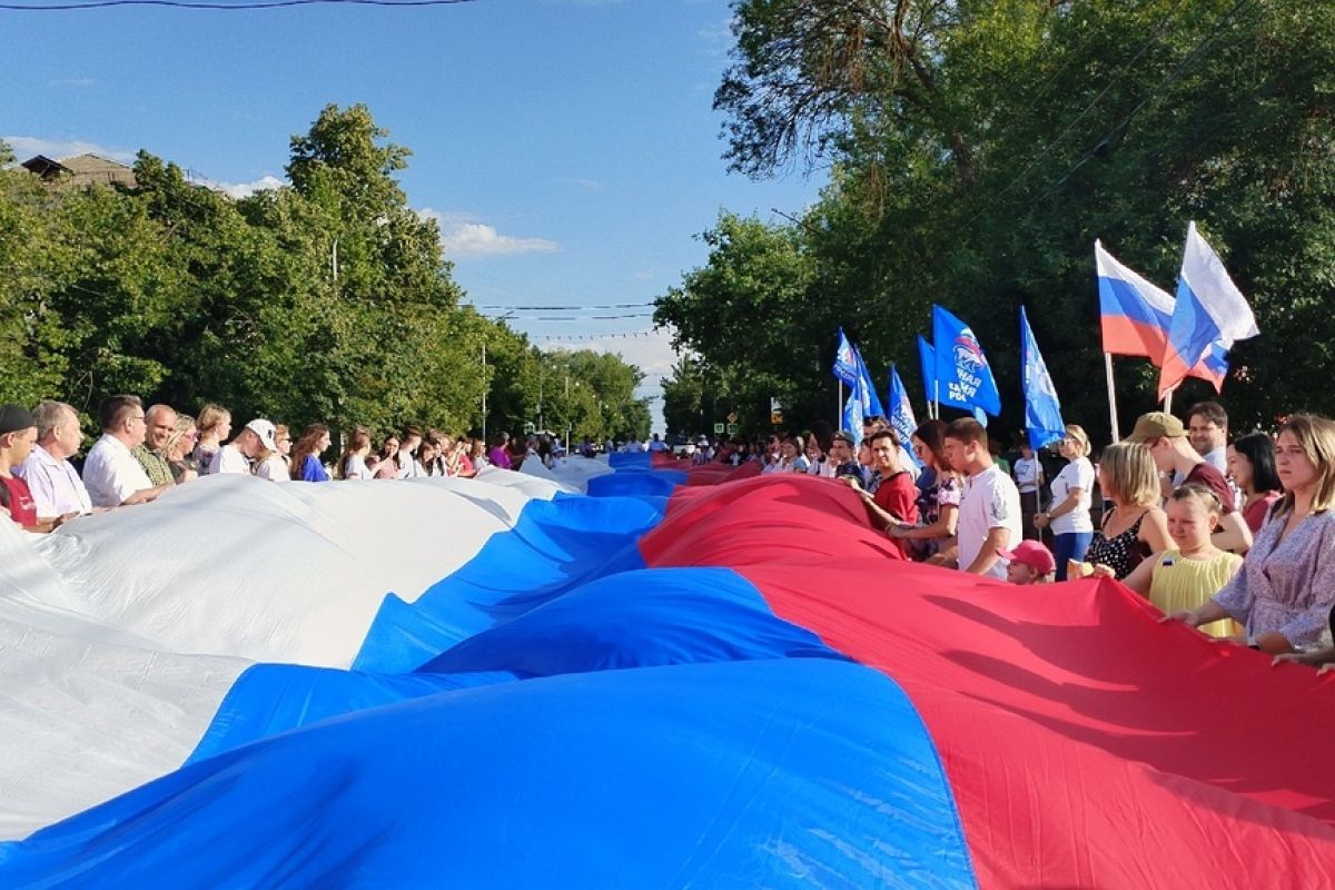 В Балашове в День России развернули 50 метровый флаг страны | 13.06.2024 |  Саратов - БезФормата