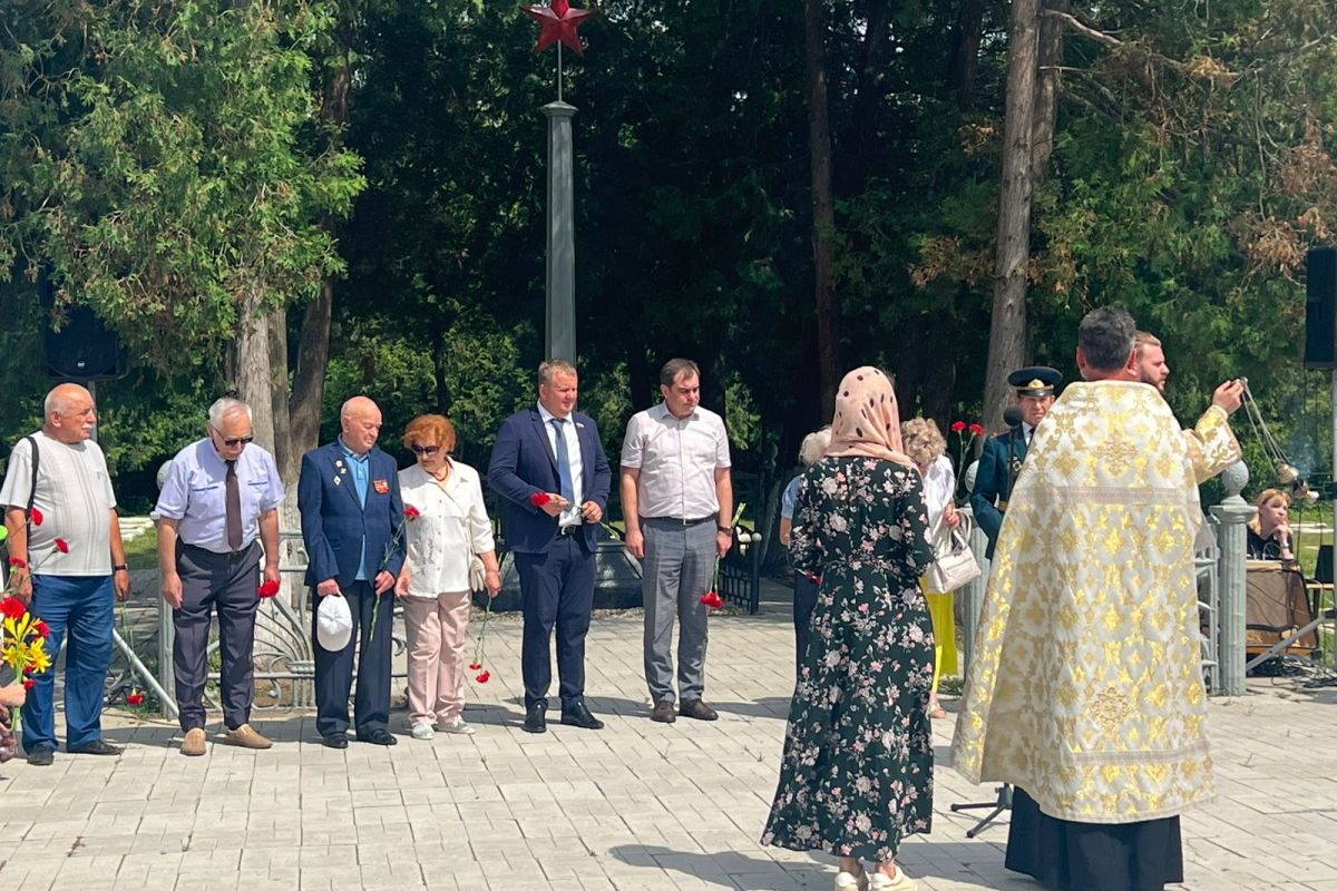 Сергей Кожевников принял участие в возложении на Спасском кладбище