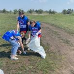 «Единая Россия» устроила субботник на берегу озера в Челябинской области