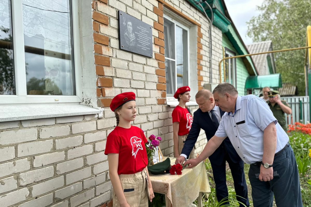 В селе Козловка Порецкого округа состоялось открытие мемориальной доски памяти участнику СВО Алексею Шорину