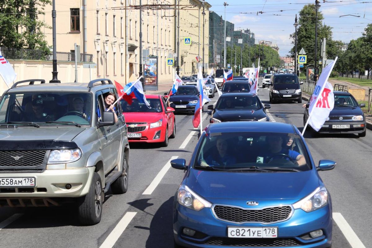 Петербургские молодогвардейцы организовали автопробег в честь Дня России