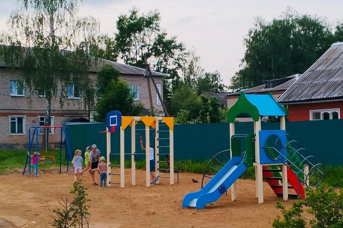 Фонд Сергея Неверова продолжает устанавливать новые детские площадки на Смоленщине