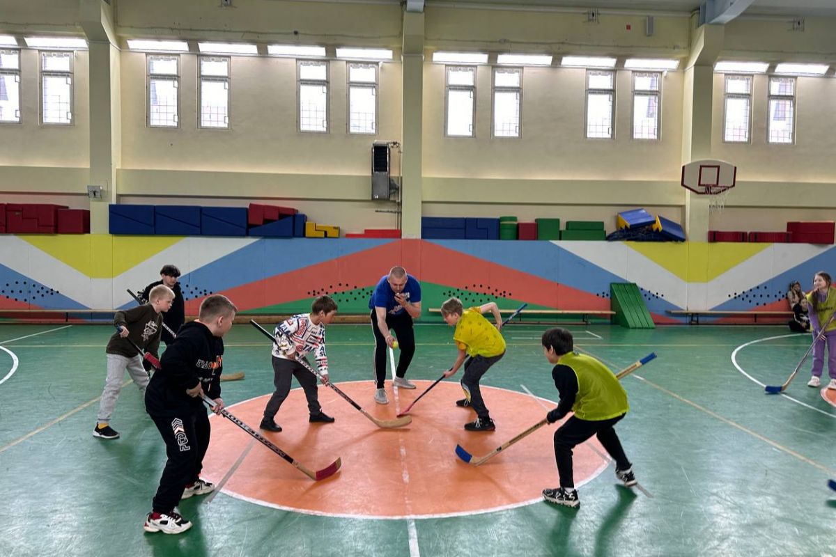 Юные салехардцы сыграли в летний мини-хоккей